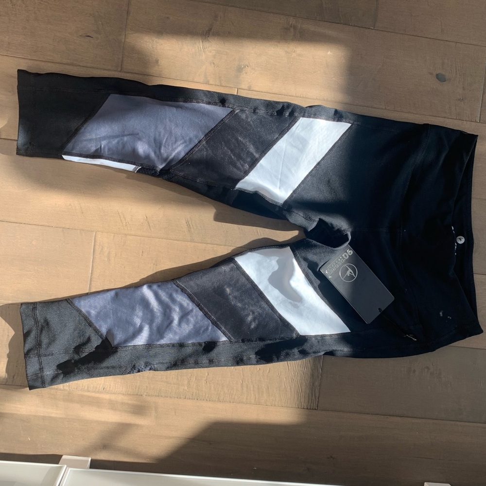 NWT 90 degree reflex cropped leggings